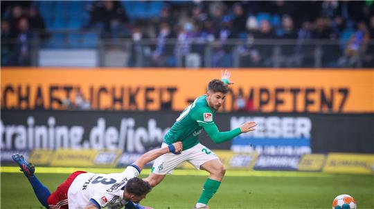 Letztmaliges Duell in der 2. Liga: Bremens Romano Schmid im Kampf um den Ball.