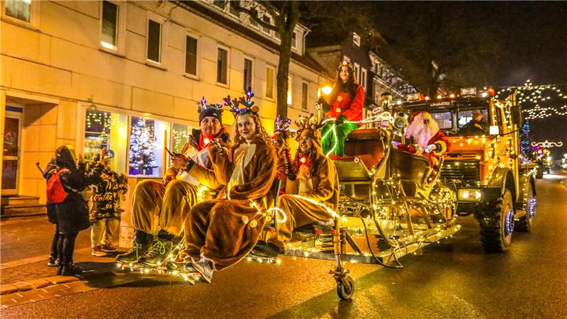 Leuchtend geht es durch die vorweihnachtliche Nacht.