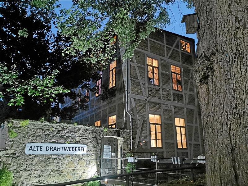 Leuchtender Anziehungspunkt beim Tag des offenen Denkmals: Bis in den frühen Abend hinein dauern die Führungen durch die alte Drahtweberei.