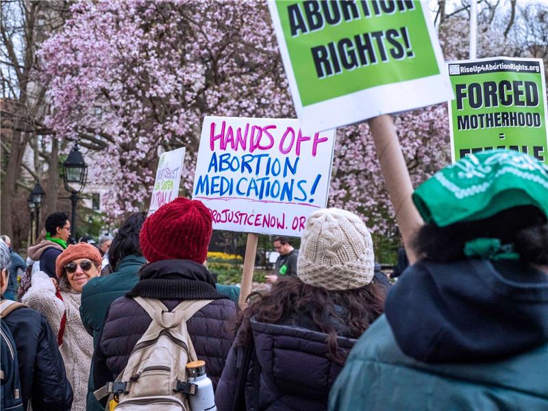 US-Regierung geht gegen Aussetzung von Abtreibungspille vor Leute demonstrieren in New York gegen die von einem texanischen Bundesgericht ausgesetzte Zulassung des Abtreibungsmedikaments Mifepriston.