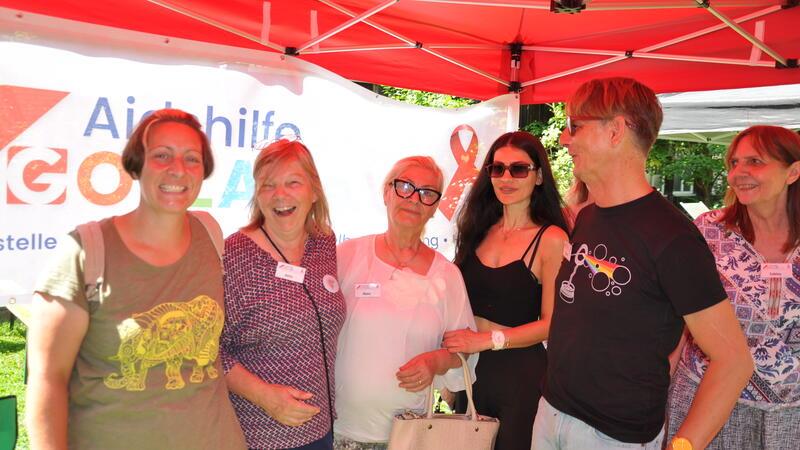 Leute, seid lustig: Am Stand der Aids-Hilfe wird an diesem Nachmittag viel Frohsinn verbreitet.
