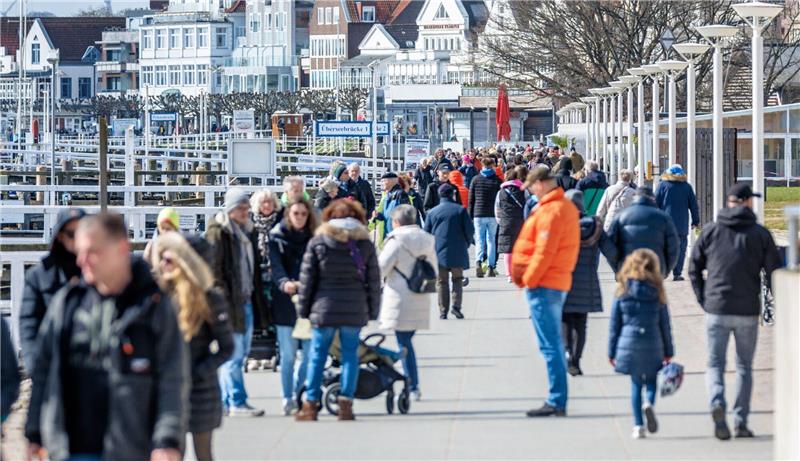 Erste Osterferienstimmung an Nord- und Ostsee Leute sind am Samstagvormittag auf der Promenade von Travemünde unterwegs.