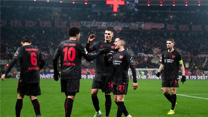 Leverkusen jubelt über das Tor zum 2:0 durch Malik Tillman. 