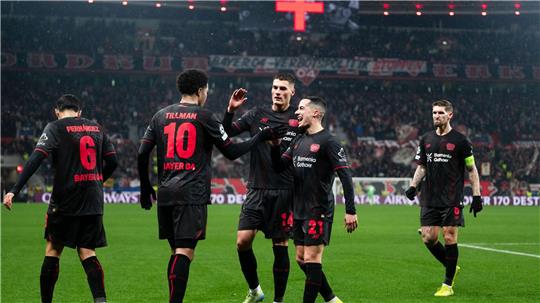 Leverkusen jubelt über das Tor zum 2:0 durch Malik Tillman. 