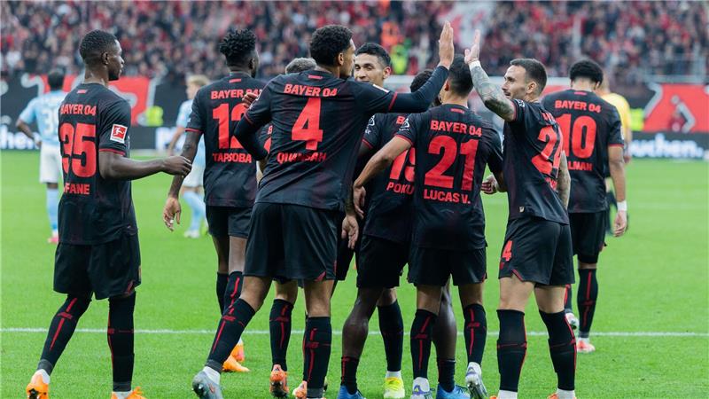 Leverkusen jubelt über den Treffer zum 1:0. 