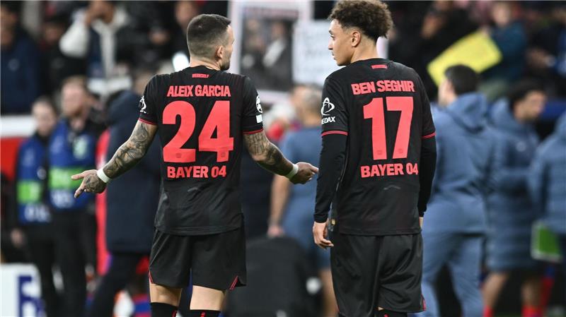 Leverkusens Aleix Garcia (l) und Leverkusens Eliesse Ben Seghir reagieren nach dem Spiel gegen Paris Saint-Germain.