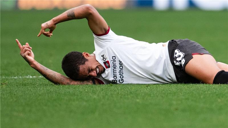 Leverkusens Arthur verletze sich und musste mit Tränen vom Platz getragen werden. 