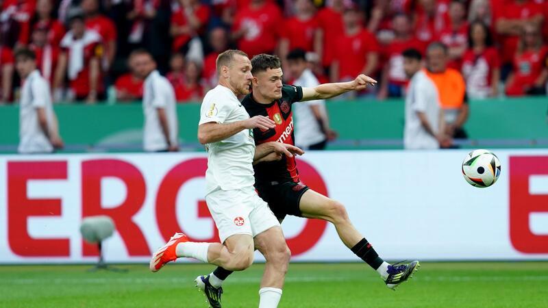 Leverkusen gewinnt Pokal und macht das Double perfekt Leverkusens Florian Wirtz (r) im Zweikampf mit Kaiserslauterns Ben Zolinski.
