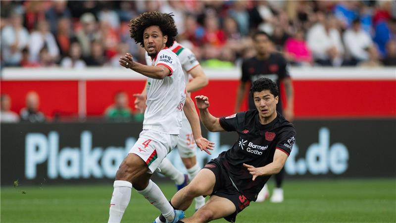 Leverkusens Ibrahim Maza im Duell mit Augsburgs Han-Noah Massengo. 