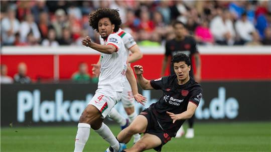 Leverkusens Ibrahim Maza im Duell mit Augsburgs Han-Noah Massengo. 