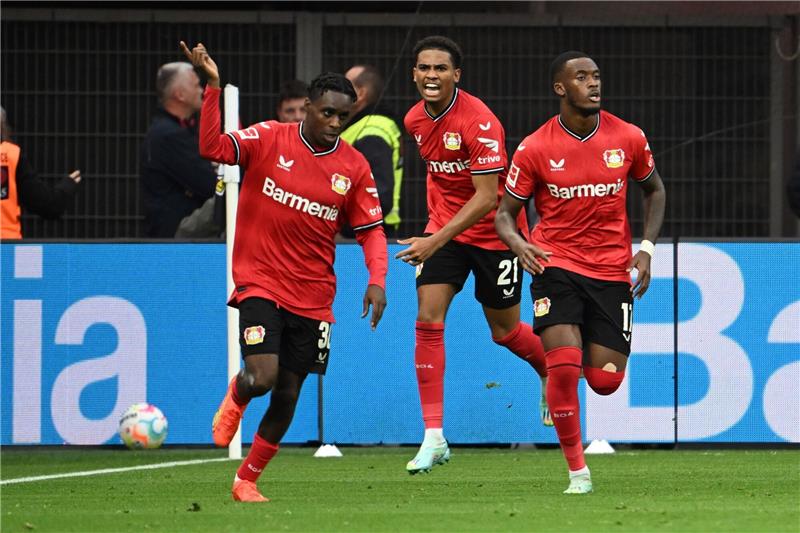 Kovac-Lob für Felix Nmecha: „Unser bester Mann” Leverkusens Jeremie Frimpong (l) bejubelt sein Tor zum 2:2.
