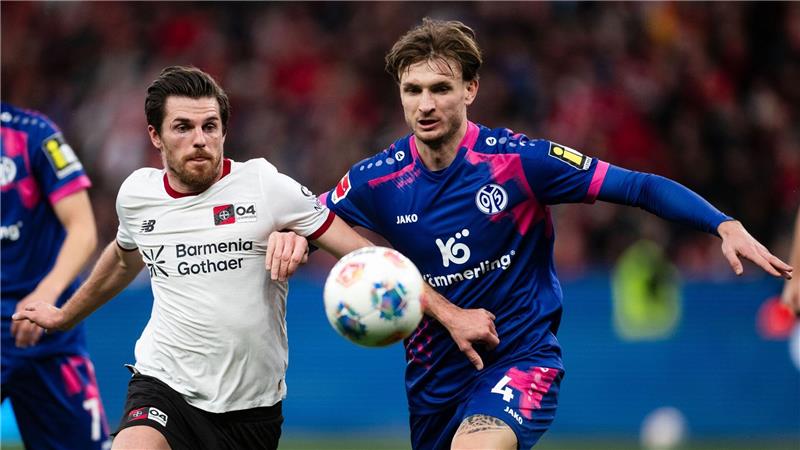 Leverkusens Jonas Hofmann im Duell mit dem Mainzer Stefan Posch. 