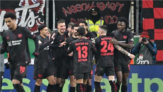Leverkusens Patrik Schick jubelt mit seinen Mannchaftskollegen über 2:0. 