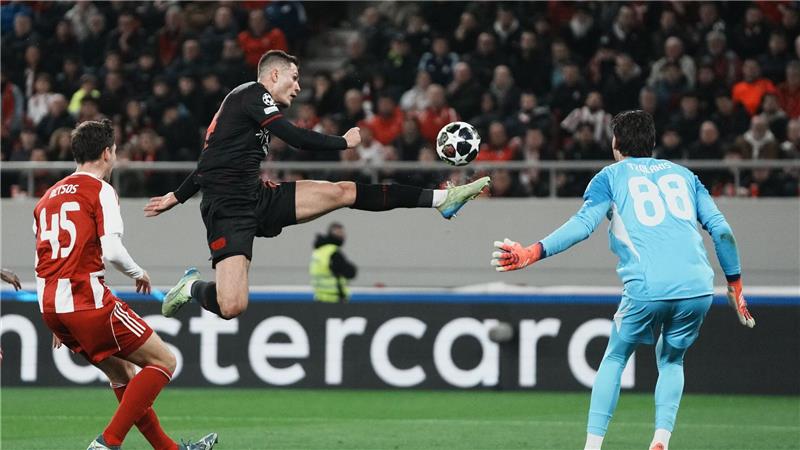 Leverkusens Patrik Schick scheitere in Halbzeit eins an Piräus-Keeper Konstantinos Tzolakis. 