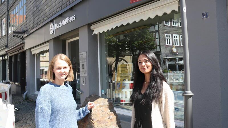Zwei Anlaufstellen für Goslarer Ehrenamtliche arbeiten zusammen Levke Ermert (links) und Christina Kraus vermitteln Stellen für Ehrenamtliche.