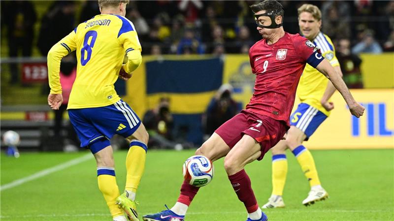 Italiens Triple-Scheitern perfekt - WM-Aus in Bosnien Lewandowski spielte in Stockholm mit Gesichtsmaske.