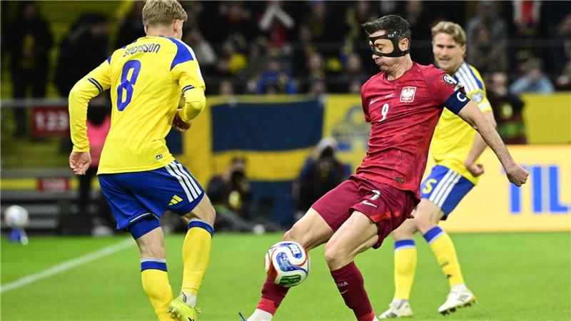 Lewandowski spielte mit einer Schutzmaske im Gesicht.