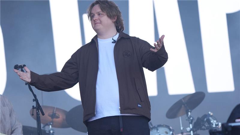 Lewis Capaldi feiert Comeback beim Glastonbury Lewis Capaldi bei seinem Auftritt auf der Pyramid-Stage während des Glastonbury-Festivals in Worthy Farm in Pilton (Somerset), England.