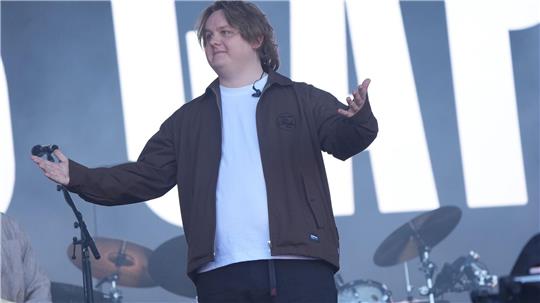 Lewis Capaldi bei seinem Auftritt auf der Pyramid-Stage während des Glastonbury-Festivals in Worthy Farm in Pilton (Somerset), England.