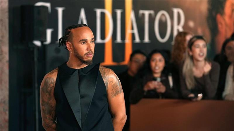 Jetzt in Rot: Hamiltons Neubeginn mit 40 Jahren Lewis Hamilton fühlt sich auch auf roten Teppichen mit Hollywoodstars wohl.