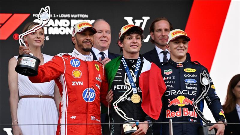 Glück mit Kardashian: Hamilton spürt endlich Ferrari-Liebe Lewis Hamilton ist älter als Monaco-Sieger Kimi Antonelli (M) und der Dritte Isack Hadjar (r) zusammen.