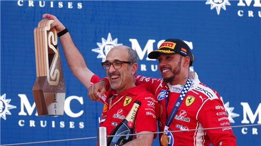Lewis Hamilton (r) und sein Renningenieur Carlo Santo haben den Ferrari-Aufschwung organisiert.