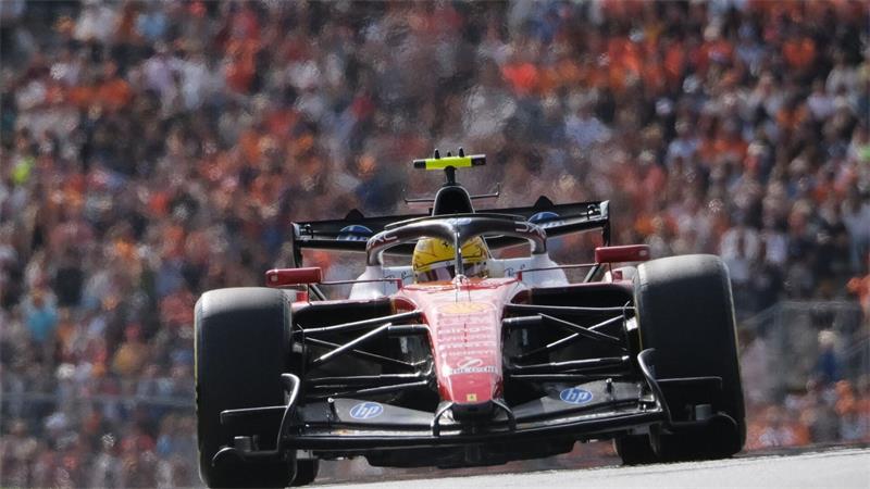 Schumacher und Tifosi: Hamilton streichelt Ferrari-Seele Lewis Hamilton und Ferrari setzen in Monza auf ein Motoren-Update. (Archivbild)