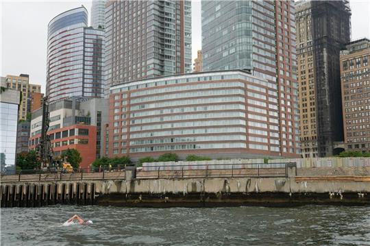 Lewis Pugh kommt in Lower Manhattan. Der 53-jährige Ausdauerschwimmer beendete seine einmonatige Flussreise entlang des gesamten Hudson River.