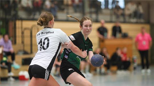 LiSa-Spielerin Chiara Härtel versucht, sich gegen die Burgdorferin Jelle Karbstein durchzusetzen, wird aber in dieser Szene abgeblockt. Foto: Gietemann