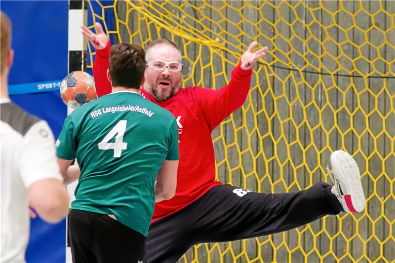 Langelsheim/Astfeld dreht das Spiel bei LiSa LiSa-Torhüter Jens Klinke legt mit furiosen Paraden los. Jan Ermrich von der HSG Lan-gelsheim/Astfeld sucht den Abschluss gegen ihn. Foto: Drechsler