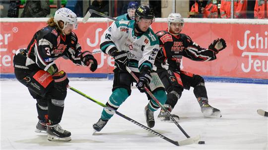 Liam Anderson, der hier von den Falken-Verteidigern Petr Staif (l.) und Nico Schnell attackiert wird, ist einer der vielen guten Einkäufe der Harsefeld Tigers.