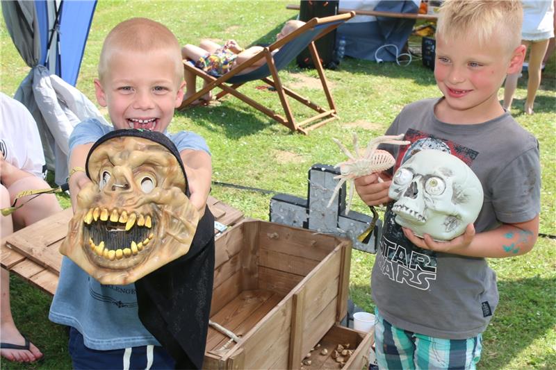 Liam und Lennox, beide 6 Jahre alt, haben Spaß mit dem Grusel-Outfit.