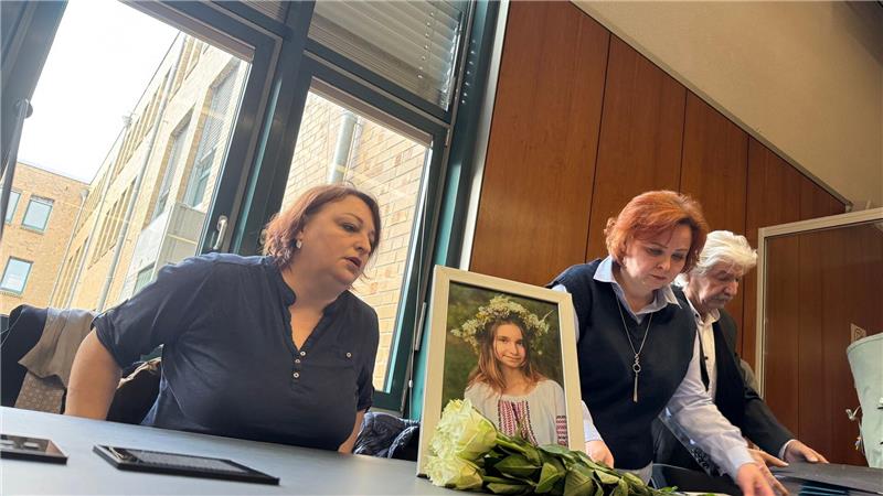 Lianas Mutter Alica hat ein Bild ihrer Tochter mit in den Gerichtssaal gebracht.