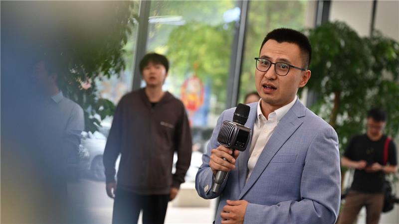 Vom Labor in die Realität: Wo China Roboter einsetzen will Liang Liang geht nicht davon aus, dass Roboter Menschen Arbeitsplätze streitig machen.