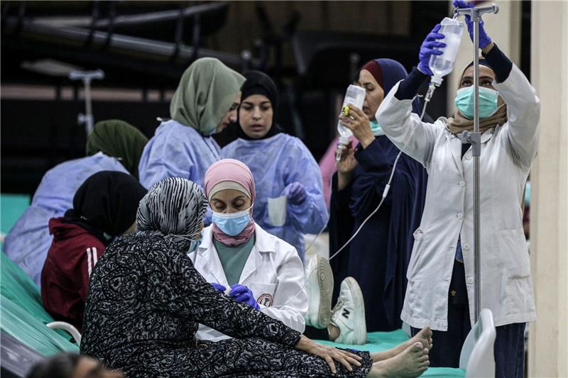 Cholera-Fälle steigen weltweit drastisch Libanesisches medizinisches Personal versorgt eine ältere Frau, die Opfer eines Choleraausbruchs geworden ist.