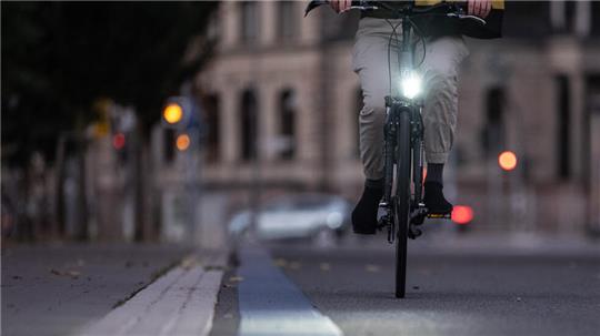 Licht an: Gerade am frühen Morgen sollten Radfahrer in der dunklen Jahreszeit besondere Vorsicht walten lassen, damit sie von anderen gesehen werden.