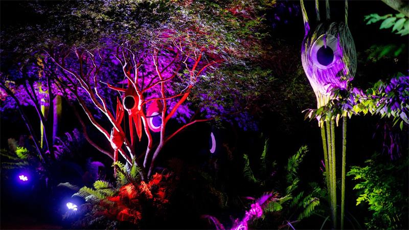 „Lichtzauber“ in der Abenddämmerung im Park der Gärten Licht und Schatten wechseln sind in der Parklandschaft ab.