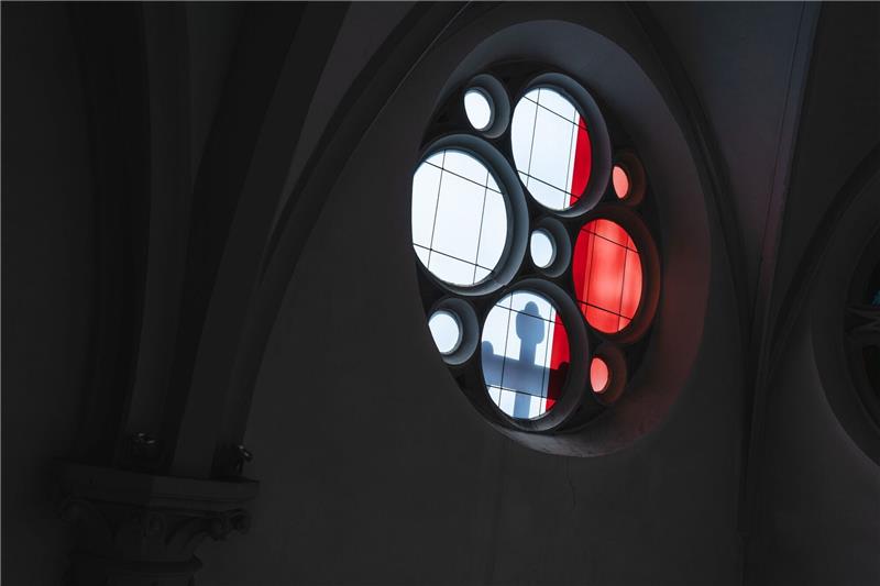 Christliche Kirchen setzen sich für Armenier ein Licht wirft den Schatten eines Kreuzes durch ein Kirchenfenster.