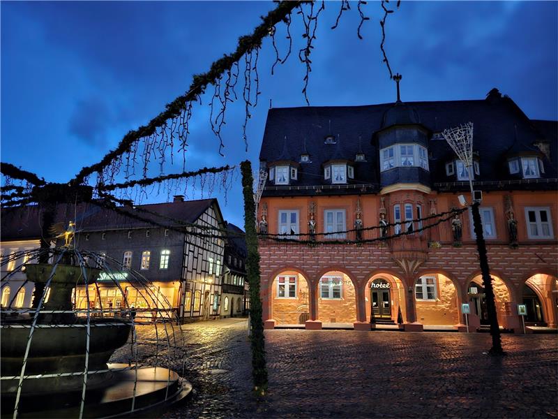 Goslarer Weihnachtsmarkt: Heiße Phase hat begonnen Lichtblick auf dem Marktplatz: Seit Freitag werden die Arkaden des geschlossenen Kaiserworth-Hotels wieder beleuchtet. Foto: Sowa