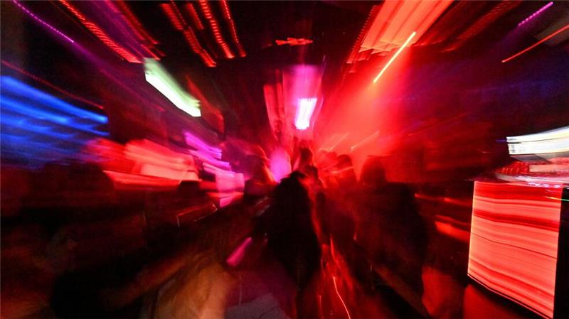 Lichter, Tanzen, Rausch - mitten in der Nacht: Gäste tanzen in einem Club - hier in München. (Archivbild)