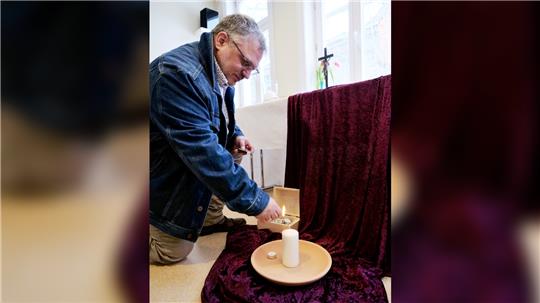 Lichter entzünden im Gedenken an die Verstorbenen: Nach den Vorstellungen von Pastor André Dittmann soll das ein Ritual im Trauer-Café werden. Foto: Potthast