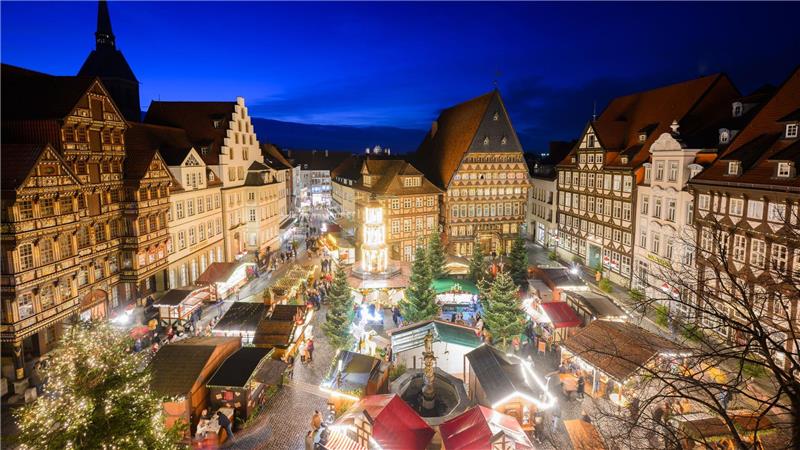 Lichter leuchten auf dem Hildesheimer Weihnachtsmarkt auf dem historischen Marktplatz mit dem Knochenhaueramtshaus.