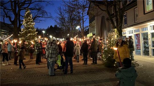 Lichter sorgen für weihnachtliche Atmosphäre: Fackelwanderung mit Glühwein-Einkehr in Hahnenklee.