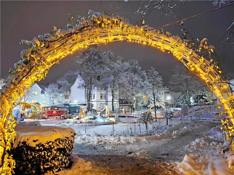 Lichterbögen spannen sich über die Wege, die zur Krippe im Rosengarten führen. Die Figuren im Rondel und die drei außerhalb sind abends beleuchtet. Fotos: Potthast