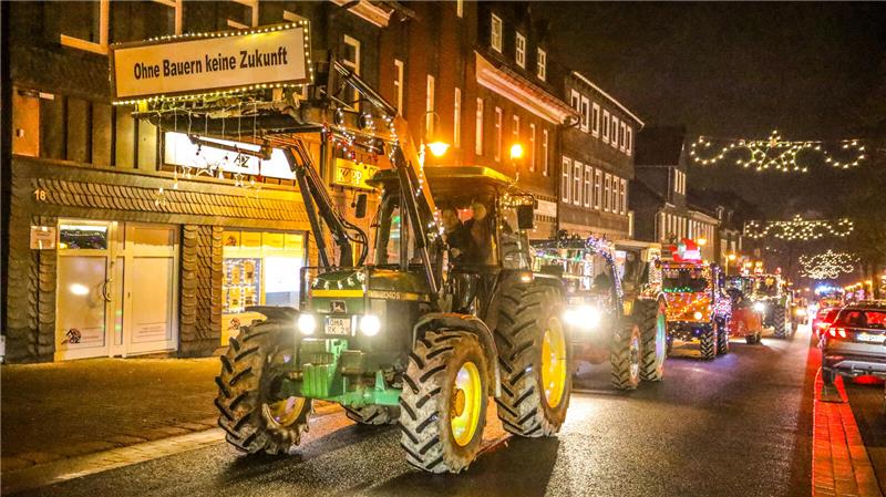 Lichterfahrt der Traktoren durch Clausthal-Zellerfeld am dritten Adventswochenen...