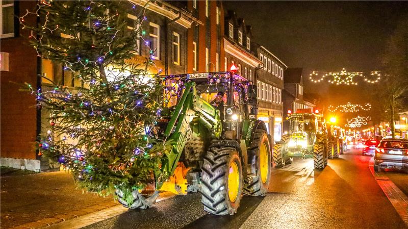 Lichterfahrt der Traktoren durch Clausthal-Zellerfeld am dritten Adventswochenen...