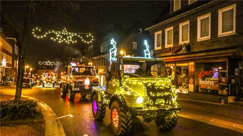 Lichterfahrt der Traktoren durch Clausthal-Zellerfeld am dritten Adventswochenen...