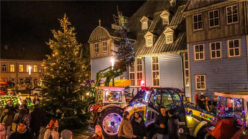 Lichterfahrt der Traktoren durch Clausthal-Zellerfeld am dritten Adventswochenen...