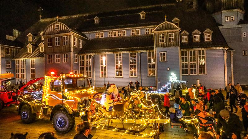 Lichterfahrt der Traktoren durch Clausthal-Zellerfeld am dritten Adventswochenen...