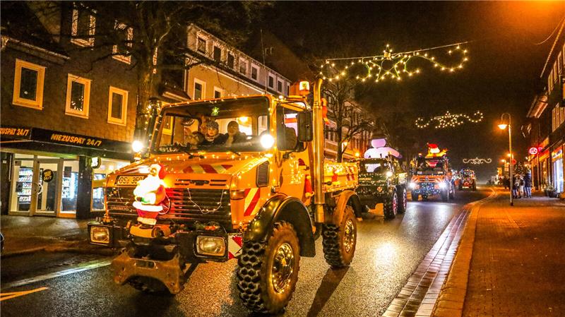 Lichterfahrt der Traktoren durch Clausthal-Zellerfeld am dritten Adventswochenen...